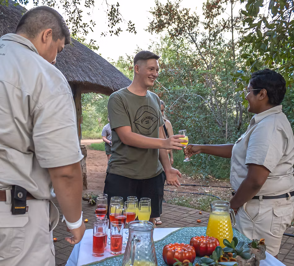 What does a field guide do?